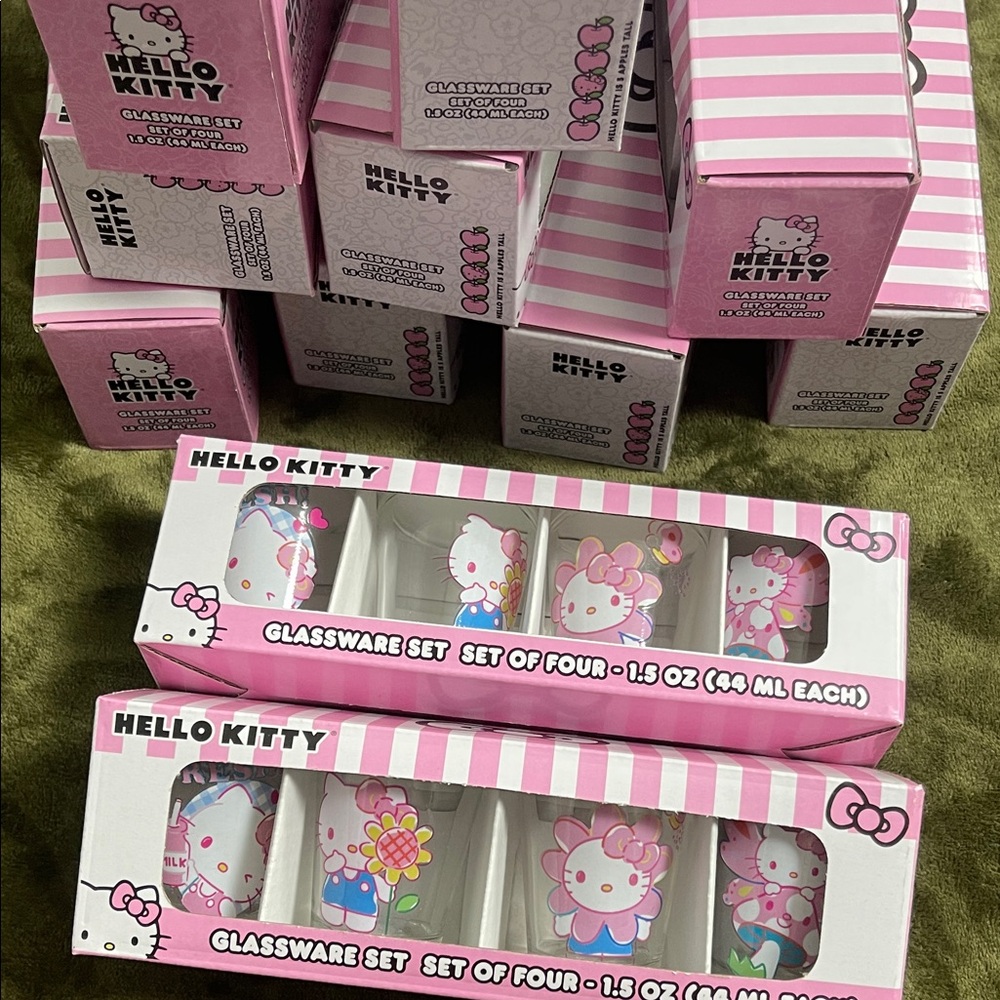 Hello Kitty 4 piece shot glass